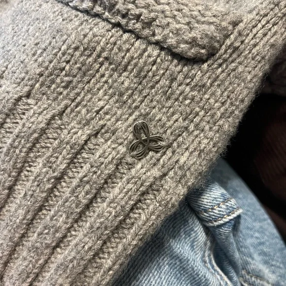 Y2K TNA Grey and Cream Zip-up Wool Sweater - Picture 6 of 6